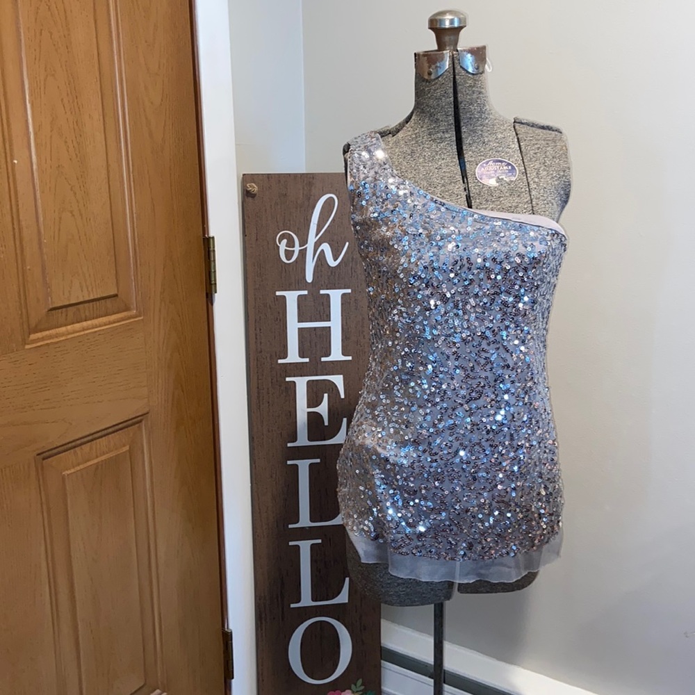 PRICE DROP 😊 Women’s size Medium Sequin One Shoulder top